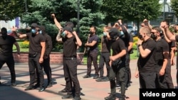 Група молодих людей імітує напад на адмінбудівлю під час зборів територіальної оборони в Києві