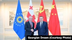 „ქართული ოცნების“ წარმომადგენელი გია ვოლსკი და „ჩინეთის კომუნისტური პარტიის“ წარმომადგენელი ლიუ ძინჩაოს შეხვედრა