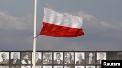 Приспущенный в знак траура польский флаг. Варшава, площадь Пилсудского, 17 апреля 2010 г.