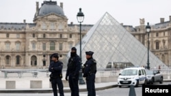 Поліцейські поблизу Лувра, Париж, 19 жовтня 2025 року
