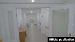 Чолпон-Атадагы ремонттолгон оорукананын коридору.