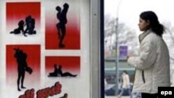 در بسیاری از کشورها در روز جهانی ایدز، آموزش های جنسی ابعادی گسترده به خود می گیرند . (عکس از پوستر روزجهانی ایدز در صربستان)