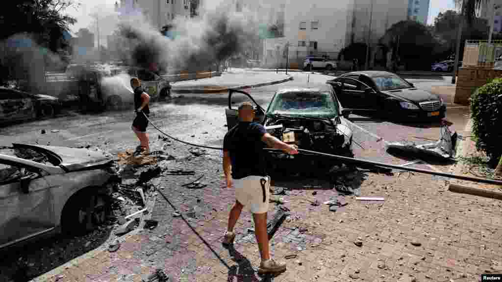 Последствия ракетной атаки на израильский город Ашкелон.&nbsp;Лидер движения ХАМАС Мухаммад аль Деиф заявил, что более 5000 ракет было выпущено по &quot;вражеским позициям и аэропортам&quot;. ЦАХАЛ утверждает, что зафиксировал более 2200 запусков ракет по территории Израиля