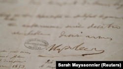 Napóleon aláírása a végakaratán, amit 1821 áprilisának végén írt, és amit ma az Invalidusok dómjában lehet megtekinteni.