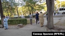 Пакистанские туристы на улицах Бишкека. 1 сентября 2021 года.