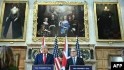 Prim-ministrul britanic Keir Starmer și președintele american Donald Trump participă la o conferință de presă comună după întâlnirea de la Chequers, în Aylesbury, centrul Angliei, pe 18 septembrie 2025, în a doua zi a celei de-a doua vizite de stat a președintelui american.