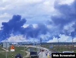 Дим, що здіймається з авіабази «Біла» в Іркутську після атаки українських безпілотників