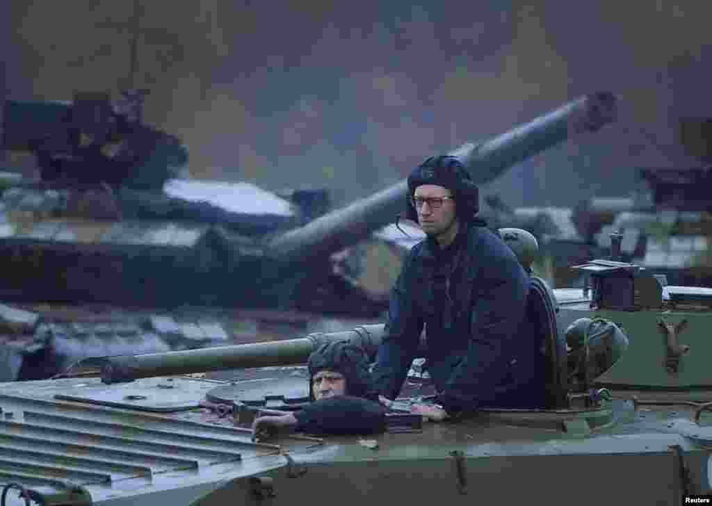 Прем&rsquo;єр-міністр України Арсеній Яценюк (праворуч) під час відвідин Міжнародного центру миротворчості та безпеки Академії Сухопутних військ на Яворівському полігоні у Львівській області, 21 жовтня 2014 року 