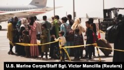 Люди готовятся к посадке в самолет в аэропорту в Кабуле. Афганистан, 18 августа 2021 года.