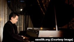 Абдулазиз Карим является не только певцом, но и профессиональным композитором.