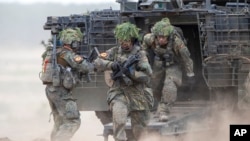 Німецькі військовослужбовці під час військових навчань.