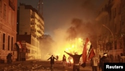 Демонстранттар Египеттин Ички иштер министрлигинин алдында анти-өкмөттүк ураандарды кыйкырышууда. Каир. 2-февраль 2012