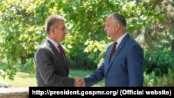 Igor Dodon (d) și liderul de la Tiraspol Vadim Krasnoselski, 28 iulie 2020