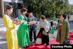 "РухЭш" сайтынын тушоо кесүү аземинде алгачкы сөздү экс-президент Роза Отунбаева алды.