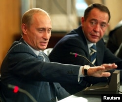 Президент Росії Володимир Путін (ліворуч) та Михайло Лесін, 24 серпня 2002 року