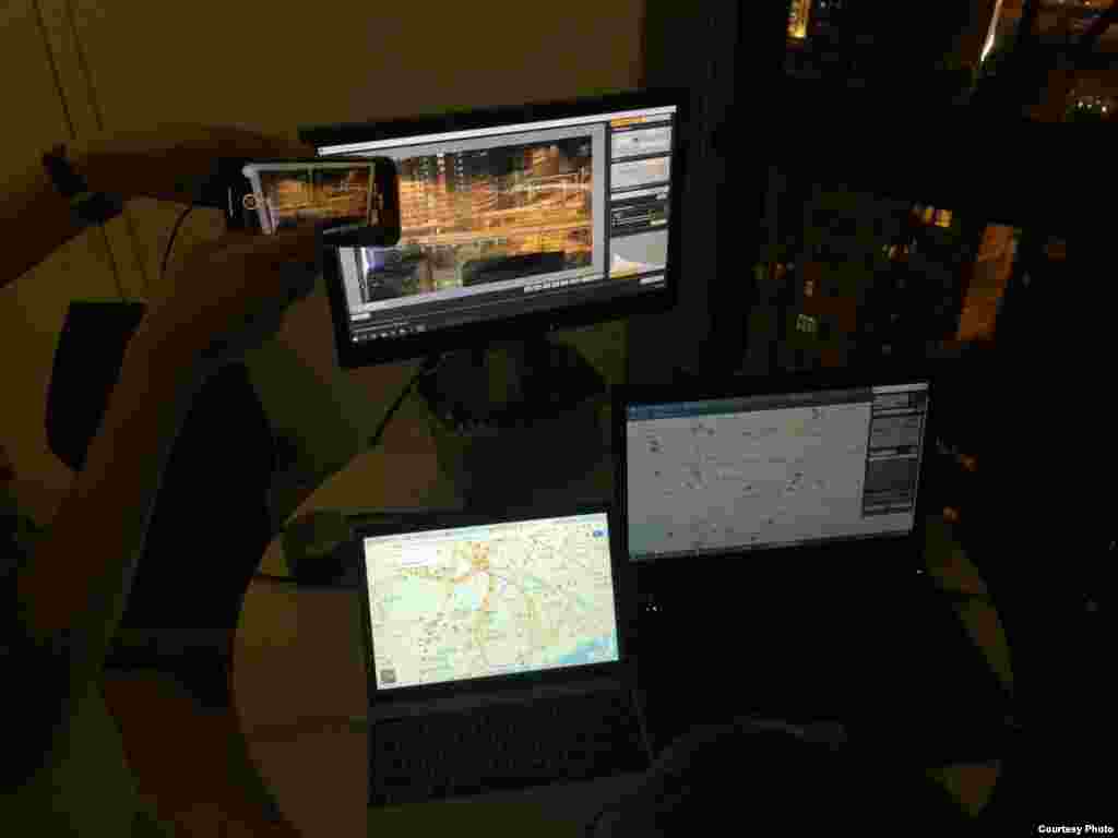 Местные студенты помогали протестующим избежать прямых столкновений с полицейскими, отслеживая передвижения силовиков с помощью камер слежения. Сигналы передавали протестующим по рации.