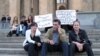 Грузинские адвокаты с лозунгами перед зданием парламента