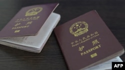 Imagini cu presupuse pașapoarte chineze prezentate de autoritățile ucrainene, după ce au anunțat, pe 8 aprilie, capturarea a doi cetățeni ai Chinei, luptând de partea Rusiei, în estul Ucrainei