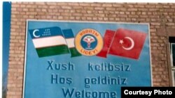 Даромадгоҳи литсейи туркӣ дар Хоразм: Аввал бо узбакӣ навишта шудааст, сипас бо туркӣ ва охирин бо русӣ