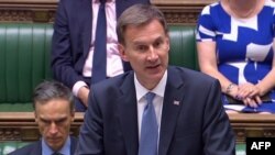 "Bilo je pogrešno smanjiti najvišu stopu poreza za one koji zarađuju najviše u vreme kada ćemo svi morati da se žrtvujemo kako bismo preživeli veoma težak period", rekao je Hant 