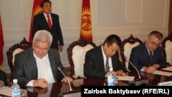 Лидеры фракций коалиционного большинства Жогорку Кенеша, Бишкек, 3 сентября 2012 года.