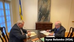 Генеральний консул України в Нью-Йорку Олексій Голубов і президент УВАН Альберт Кіпа підписують документи про передачу картину Україні 