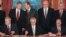 Slijeva nadesno: Slobodan Milošević, Franjo Tuđman i Alija Izetbegović potpisuju Dejtonski mirovni sporazum, Pariz, 1995.