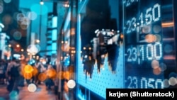 جهانی شدن گونه‌ای از داد و ستد فرامرزی است، اما ویژگی یگانه‌ای هم دارد و آن زنجیره تولید ارزش اقتصادی است که تولیدکنندگان بسیاری از کشورهای گوناگون را به هم می‌پیوندد