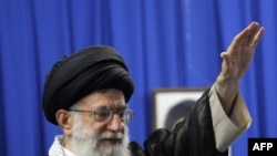 Верховний лідер Ірану аятола Алі Хаменеї під час традиційної п’ятничної молитви у Тегеранському університеті, 19 червня 2009 р.