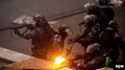 Спецпризначенці ведуть вогонь по майданівцям. Київ. 20 лютого 2014 року