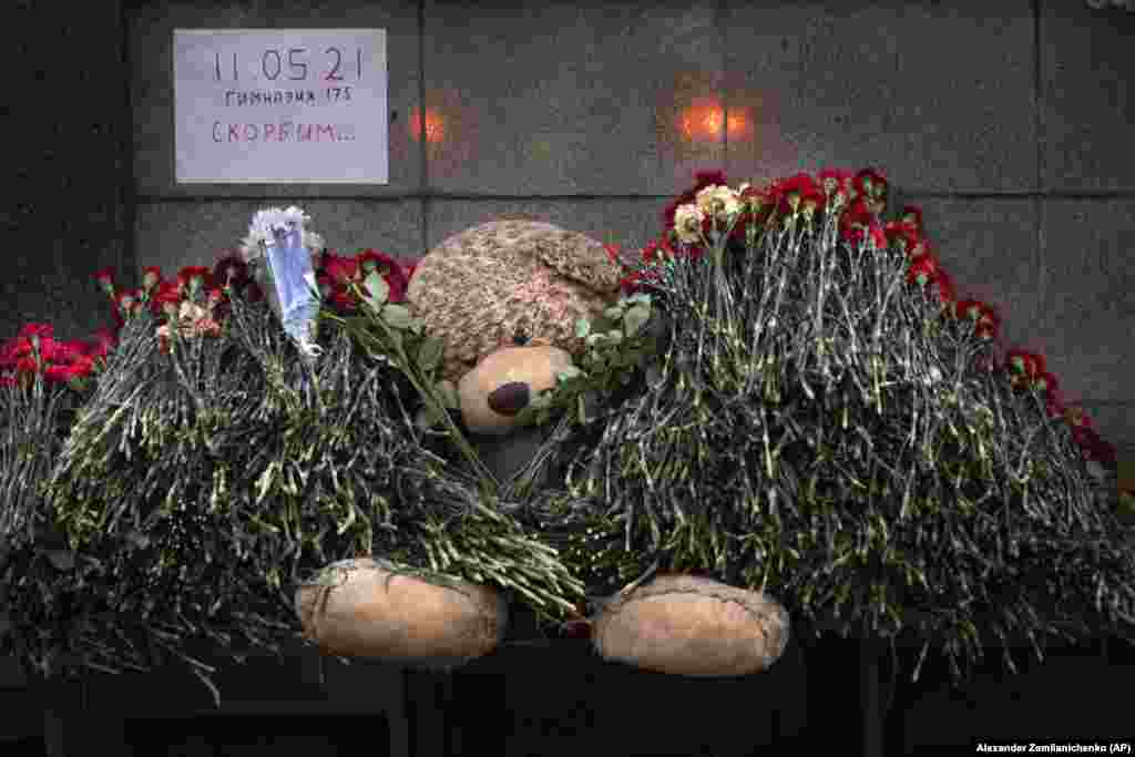 virágokat és plüssállatokat helyeztek el ez az intézmény előtt az áldozatok emlékére.