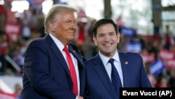 Američki predsjednik Donald Trump (lijevo) i državni tajnik Marco Rubio