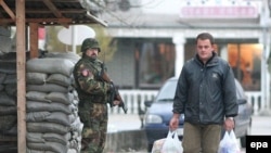 kontrolni punkt srpske specijalne policije u Preševu, u blizini administrativne granice Kosova i Srbije