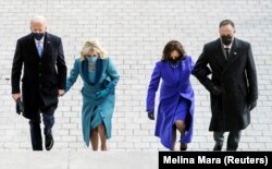 Джо Байден із дружиною Джилл, Камала Гарріс із чоловіком Даґом Емгофом після інавгурації Байдена, 20 січня 2021 рокуі