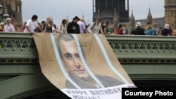 Activişti britanici cerând eliberarea lui Mihail Mihail Hodorkovski