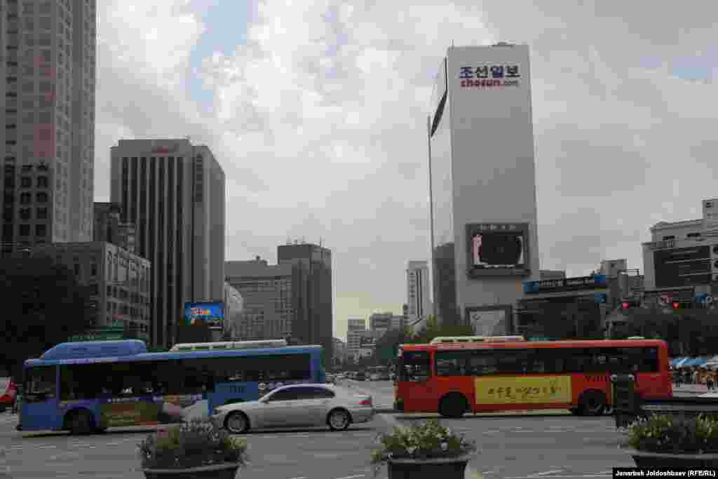 Сеул — один из крупнейших промышленных и финансовых центров мира. Здесь располагаются штаб-квартиры корпораций Samsung, LG, Hyundai, Kia и SK. 