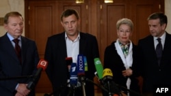 Бывший президент Украины Леонид Кучма,  премьер-министр самопровозглашенной ДНР Александр Захарченко, представитель ОБСЕ Хайди Тальявини, посол России в Киеве Александр Захарченко делают заявление по итогам переговоров
