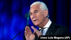 Адвокат Стоуна Ґрант Сміт заявив, що його клієнт «рішуче» боротиметься зі звинуваченнями