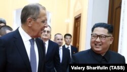 Орусиянын тышкы иштер министри Сергей Лавров Түндүк Кореянын лидери Ким Чен Ын менен кездешкен учур. Пхеньян, 31-май, 2018-жыл. 