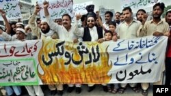 Вилкстин сүрөттөрү жарыялангандан кийинки нааразылыктан бир көрүнүш: Пакистанда демонстранттар Швецияга нааразылык билдиришти, Лахор, 31-август, 2007