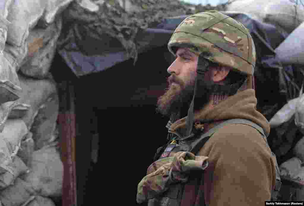 Egy ukrán katona áll őrt Donyeckhez közel. A Kreml szóvivője, Dmitrij Peszkov szerint nincs mitől tartani, és az orosz csapatok mozgósítása a határvonalakon belül szigorúan belügyi kérdés. &nbsp;