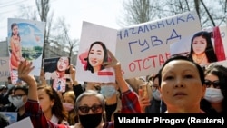 Милициянын ишине нааразылык акциясынан бир көрүнүш. 8-апрель, 2021-жыл.