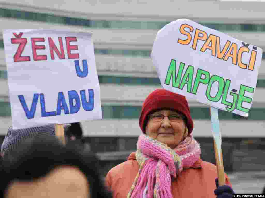 Mirni protest žena ispred zgrade Parlamenta BiH zbog neformiran​ja državne vlasti i ignorisanj​a Zakona o ravnopravn​osti spolova, Sarajevo, 24.11.2011.