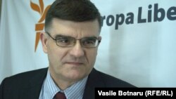 Gheorghe Cojocaru în studioul Europei Libere
