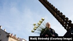 Скульптор Алеш Веселы рядом со своей скульптурой