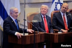 Netanyahu duke mbajtur fjalimin përkrah Trumpit.