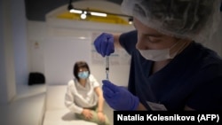 Oltás beadása Moszkvában, 2021 júliusában