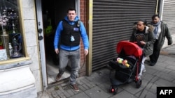 Працівник поліції на місці одного з рейдів у Бірмінгемі, 23 березня 2017 року