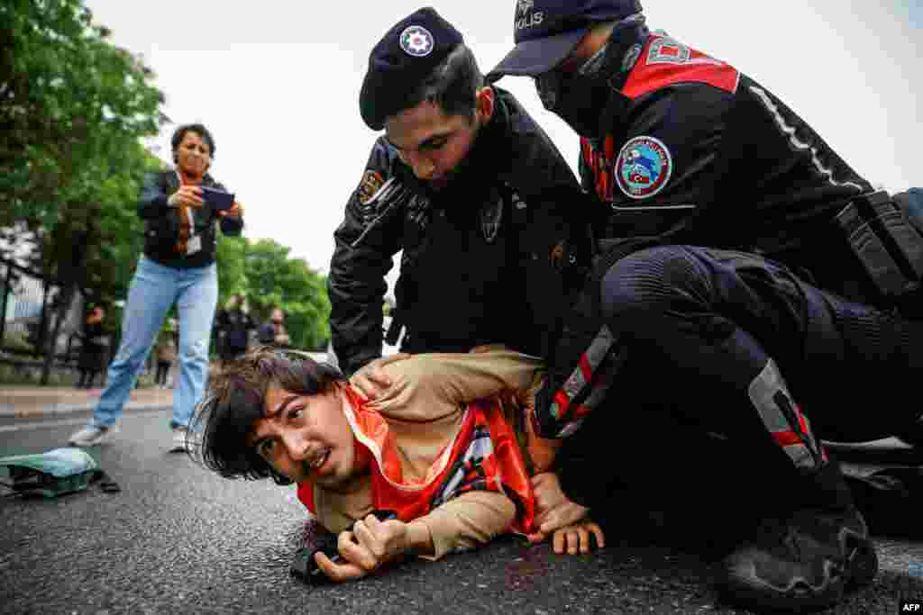 La Istanbul, poliția a interzis ținerea de manifestații de Ziua Muncii în Piața Taksim, scena tradițională a multor proteste din trecut. Demonstranții care au încercat să intre, totuși, în piață, au fost &bdquo;placați&rdquo; de forțele de ordine.&nbsp; &nbsp;