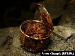 یک قوطی کنسرو محتوی ماده‌ای نامشخص، درون یک معدن متروکه اورانیوم در کوهستان‌های بوهمیا